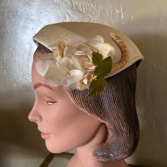 ATTRACTIVE 1950s\' PALE GOLD STRAW JULIET  CAP WITH MATCHING FABRIC FLOWERS main image 12